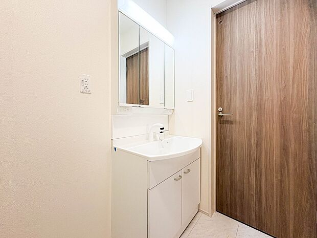 【脱衣所】洗面所は小さなプライベートスペース。歯磨き、洗顔と毎日施す個人空間。