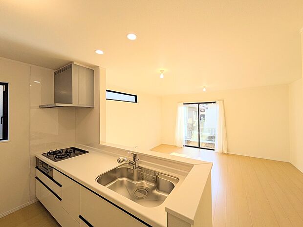 【リビング】インテリアショップで見掛けた「あの家具」も置ける、ゆったりとした空間。時に広さが上質な寛ぎの時間になる事も。