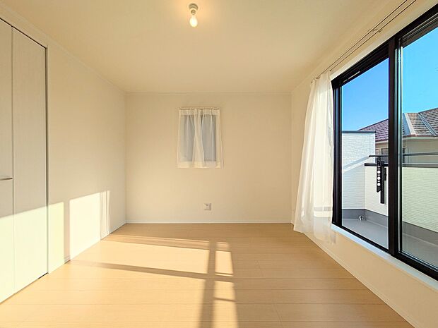 【寝室】充実した生活は伸びやかな居室空間から始まります。快適に・伸びやかに。心の潤いを求める方々へ。