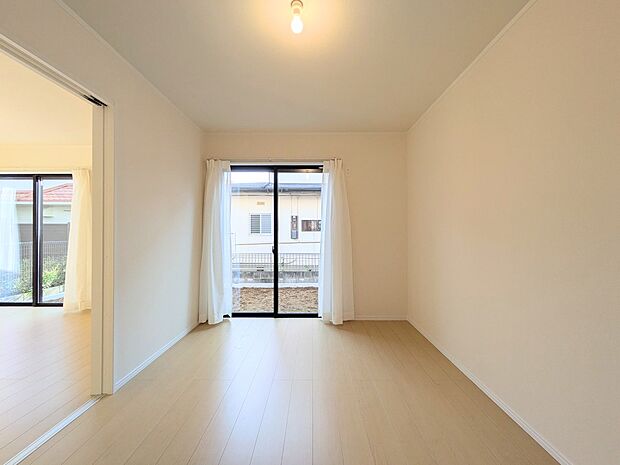 【洋室】お子様のお部屋にぴったりなクロークを備えたフローリング仕様の洋室です。