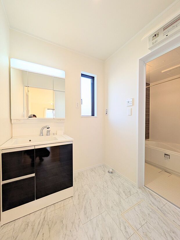 【洗面台】大きく見やすい三面鏡で清潔感ある洗面台は、身だしなみチェックや肌のお手入れに最適です。