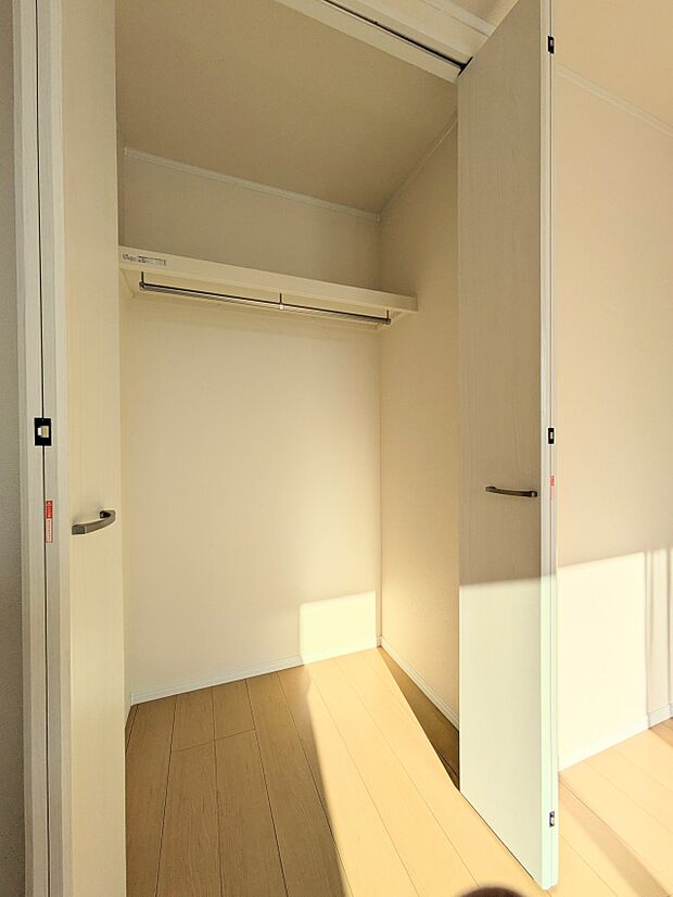 各所に配置された収納スペースは、洋服や小物はもちろんのこと、掃除機や日用予備品・お子様のおもちゃなど様々な物を収納して頂ける便利なスペースです。