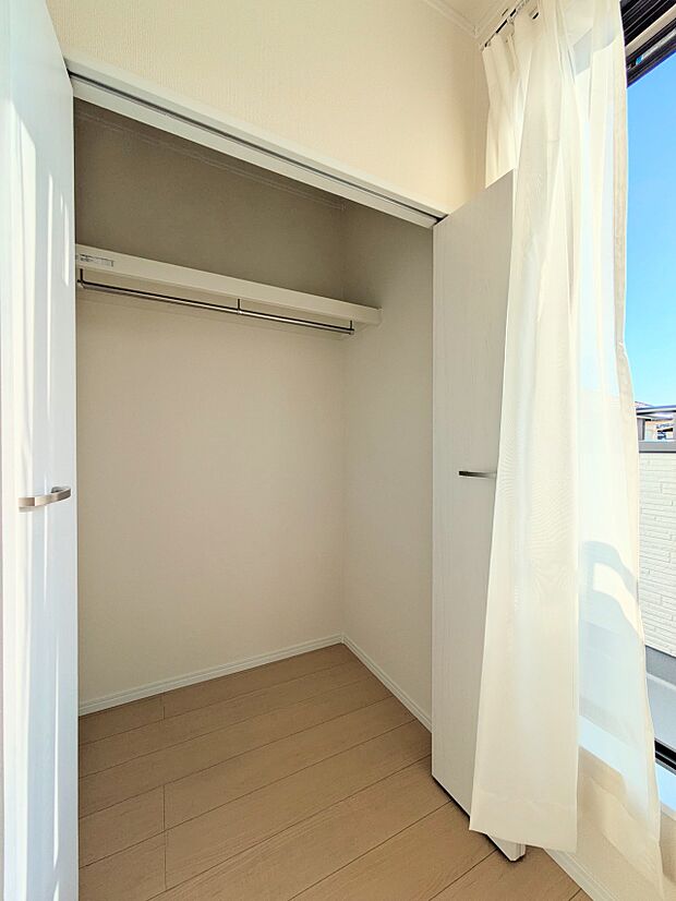 限られたスペースを有効に活用できる壁面クローゼット。