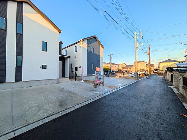 家の前をまっすぐの通りが走っている。クルマは少なく、人々は毎朝、ウォーキング、ジョギング、犬の散歩など、フリーな朝時間を過ごしている。