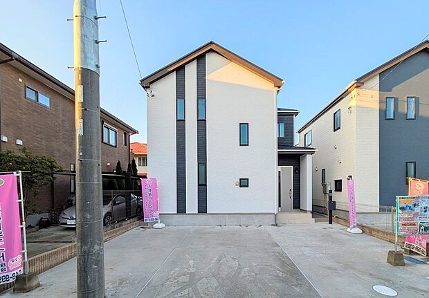 堂々たる趣ながら、主張し過ぎずどこか余裕を感じさせるシャープなフォルムで佇む邸宅は、晴天の空と照らし合わせる事で、本来あるべき完成形の姿を見せてくれます。