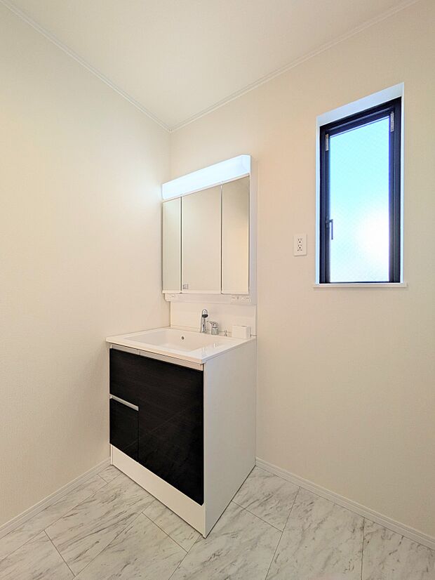 ランドリースペースは広さもたっぷり。タオルなどをしまえる収納棚もあります。