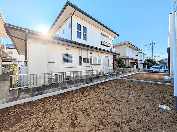 【Garden-庭】一戸建ての醍醐味は、何といっても庭があること。花や野菜を育てたり、子供と遊んだり、お客様を迎えたり…。大切なペットと過ごす心地良いスペースにもなりますね。