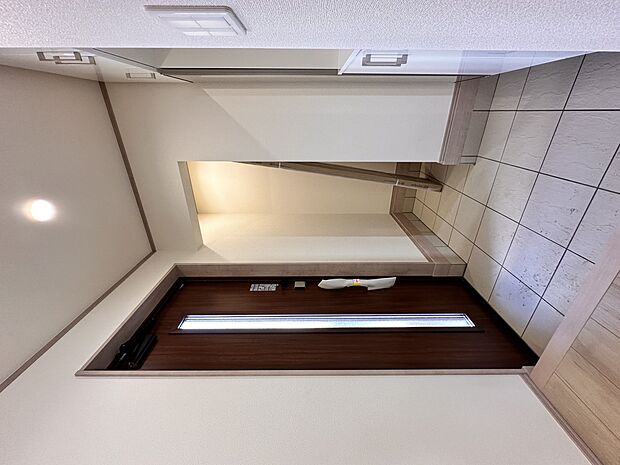 【玄関】玄関はおうちの顔と言われます。玄関アプローチは、外観デザインの印象を左右します。ご家族の個性を出しながら、素敵な玄関でお客様をお迎えしてください。