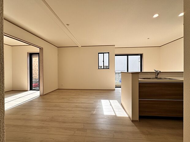 【LDK18.37帖+パントリー】インテリアショップで見掛けた「あの家具」も置ける、ゆったりとした空間。時に広さが上質な寛ぎの時間になる事も。