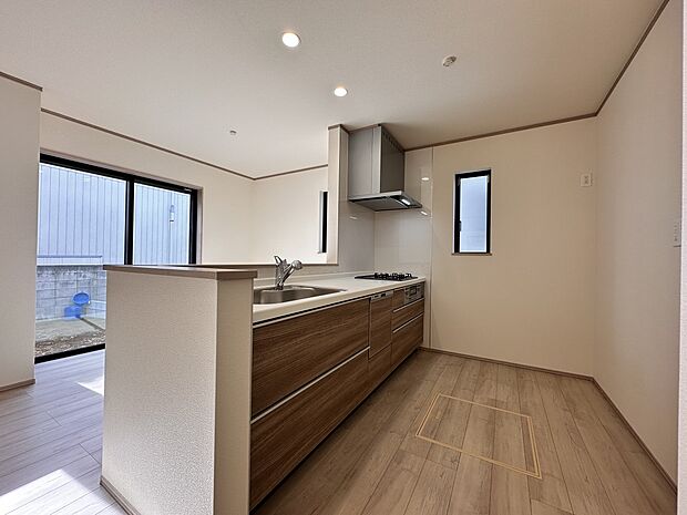 【キッチン】リビングにいるお子様と会話をしながら家事ができるカウンターキッチン