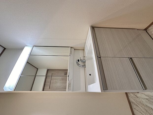 【三面鏡洗面化粧台】ミラーを手前に引けば、楽な姿勢で髭剃りやメイクができます。合わせ鏡にすればヘアスタイルのチェックもラクラク。洗面化粧台のミラー裏にはたっぷり入る収納スペースを設けています…