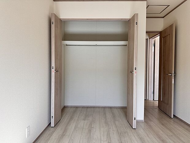 【収納】壁面クローゼットのメリットは、衣類が横一列に並ぶためひと目で洋服が選びやすいこと。衣類をたくさんお持ちの方も、限られたスペース内に無理なく収納することができます。