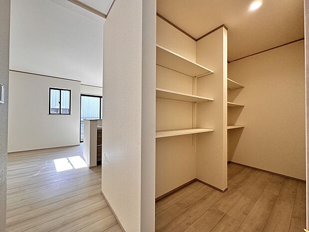 【パントリー(食料庫)】 常温保存できるパン、お米、調味料、缶詰など、日常的に使うものや未開封の食品の収納にぴったり。棚にものを並べて収納すれば、何が足りないのかひと目で確認できます。