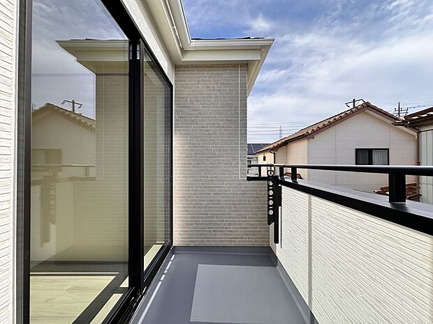 【バルコニー】 バルコニーから差し込む陽光・通風は、住環境・快適性と共に有り続ける貴重な「財産」です。