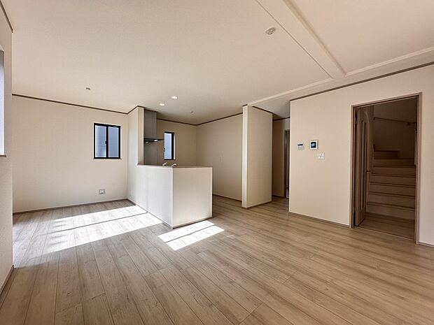 【LDK18.37帖+パントリー】リビングにいるお子様と会話をしながら家事ができるカウンターキッチン。いま手があいているか、忙しそうなのか相手の様子を伺いながらコミュニケーションをとる訓練に…