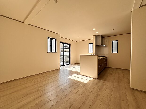 【LDK18.37帖+パントリー】ダイニングテーブルを置いても十分な広さが確保されています。