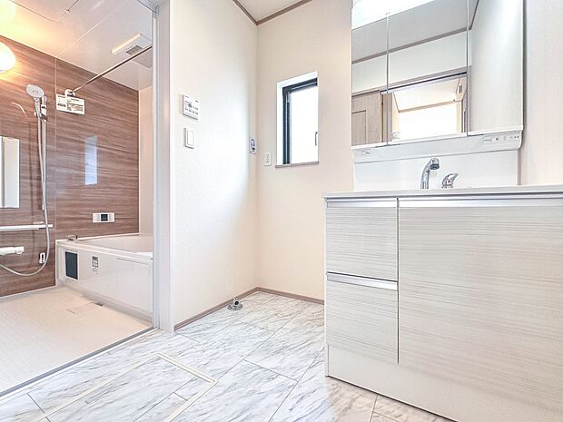 【脱衣所】洗面所は小さなプライベートスペース。歯磨き、洗顔と毎日施す個人空間。