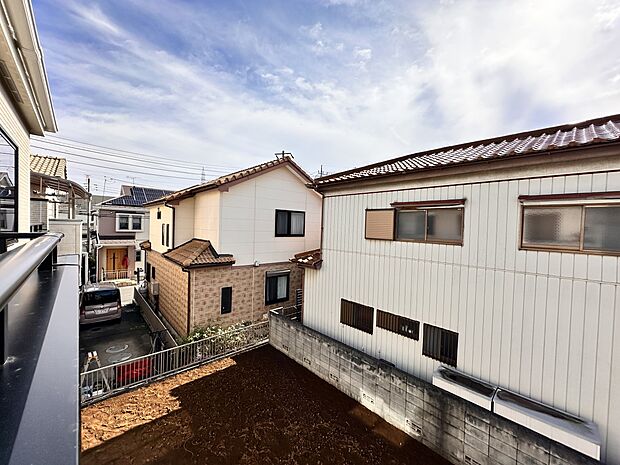 【眺望】 少し優雅に、眺望の良い部屋で新生活をしてみませんか?眺望や窓からの景色が良いと、家で過ごす時間も快適です。