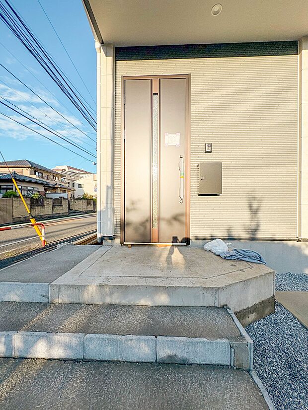 【玄関】こちらの物件が少しでも気になるようでしたら、お気軽にお問合せください。人生でいちばん大きなお買い物ですので、ゆっくりご見学ください。ネット上の画像と実際の見学では、リアル感がまるで違…