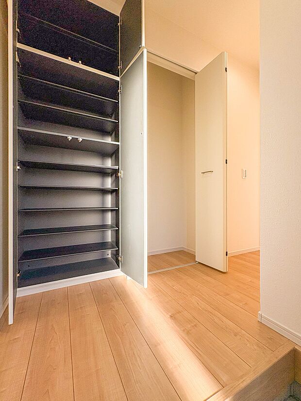 【玄関】大型のシューズボックスには靴やブーツ、サンダルはもちろん、ハンカチや手袋、バック類などのお出かけ用品、印鑑や朱肉なども収納可能です。