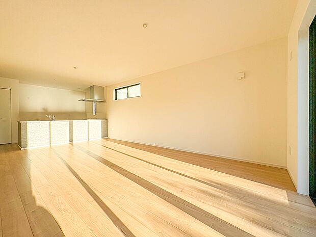 【LDK17.9帖】うららかな陽射しがどのお部屋にも降り注ぎますように、快適さを追求した間取設計。得難い立地環境での生活を恵みの豊かな永住の地へと変えてくれます。