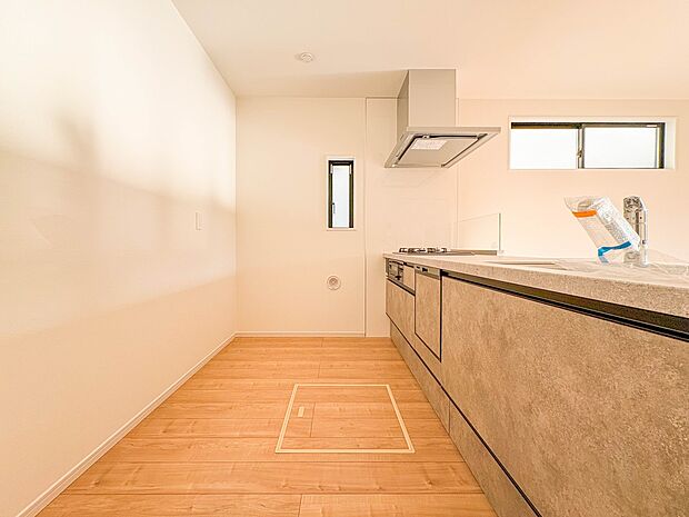 【キッチン】ナチュラルな自然光の中での調理。会話が弾む対面型キッチン。お洒落な食器類を余裕で収納できるスペース。動きやすい女性目線のキッチン動線。これからはお料理をつくる時間が劇的に変わりま…