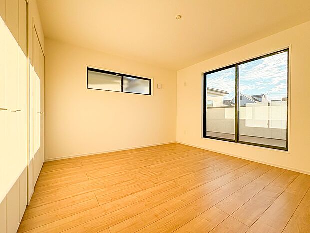 【寝室7.8帖】通風・採光に優れ、心地よい光と風が溢れています。 贅沢で豊かな居住性と、プライドを満たすクオリティが見事に調和した住空間。新築ならではの快適なひとときをご体感頂ける筈です。