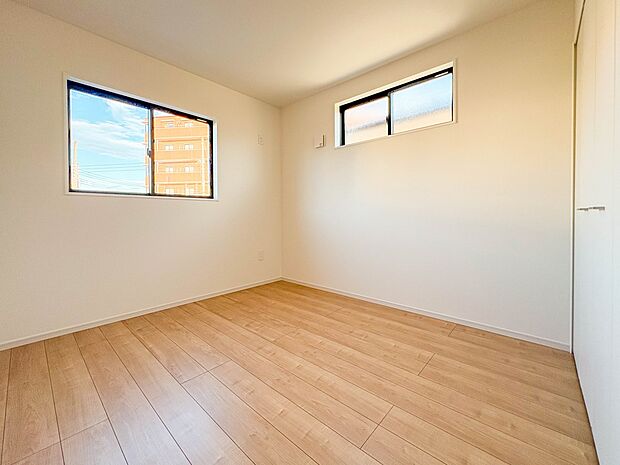 【子供部屋5.2帖】お子様のお部屋にぴったりなクロークを備えたフローリング仕様の洋室です。