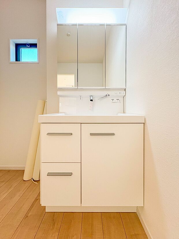 【洗面台】 十分な大きさの洗面台は、身だしなみチェックや歯磨きなど、朝の慌ただしい時間でもホテルライクなスペースで余裕とゆとりを感じて頂けます。