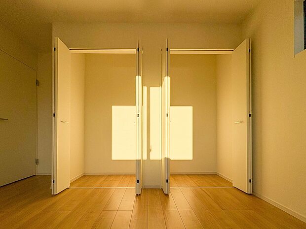 【収納】各所に配置された収納スペースは、洋服や小物はもちろんのこと、掃除機や日用予備品・お子様のおもちゃなど様々な物を収納して頂ける便利なスペースです。