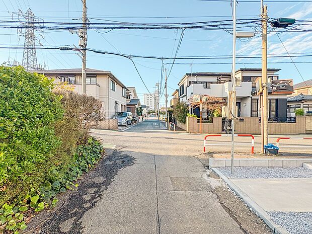 【前面道路7ｍ】車の通行が少ないので、静かな住環境を維持することができます。
