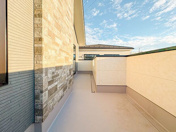 【バルコニー】 バルコニーから差し込む陽光・通風は、住環境・快適性と共に有り続ける貴重な「財産」です。