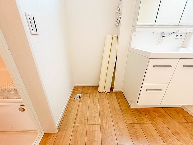 【ランドリースペース】毎日使う洗濯機。しっかりと奥行きのある置き場が確保されています。