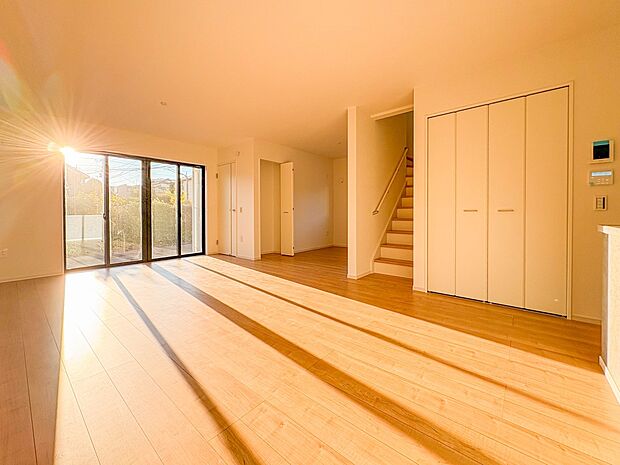 【LDK17.9帖】会話でホッとコミュニケーションできるリビング。料理でホッとハピネスになるキッチンなど。人をホッとさせる最新設備・仕様を採用しています。