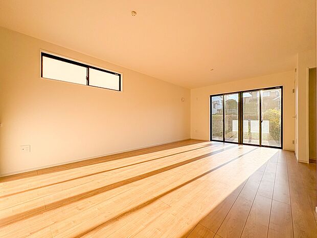 【LDK17.9帖】広々としたリビングダイニング。ゆったりとしたキッチン。生活動線をLDK に集中させ、ご家族が過ごしやすい空間設計にしました。