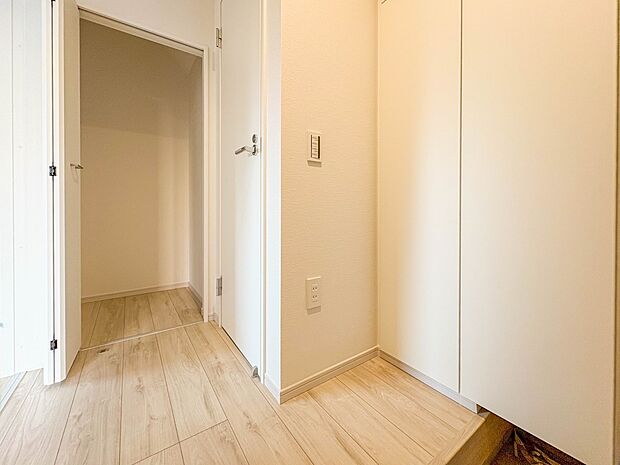 【玄関】スタイリッシュかつ品のある玄関。