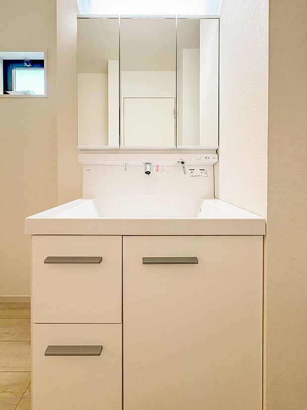 【洗面台】 十分な大きさの洗面台は、身だしなみチェックや歯磨きなど、朝の慌ただしい時間でもホテルライクなスペースで余裕とゆとりを感じて頂けます。