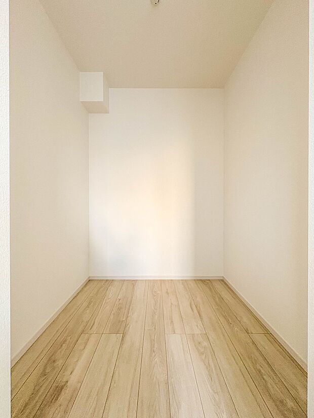 【WIC（ウォークインクローゼット）】  たくさんの洋服をかけてもシワになりにくいウォークインクローゼット。洋服以外にも、普段使わない家電やスーツケース、ストック品など何でも片付く嬉しい空間…