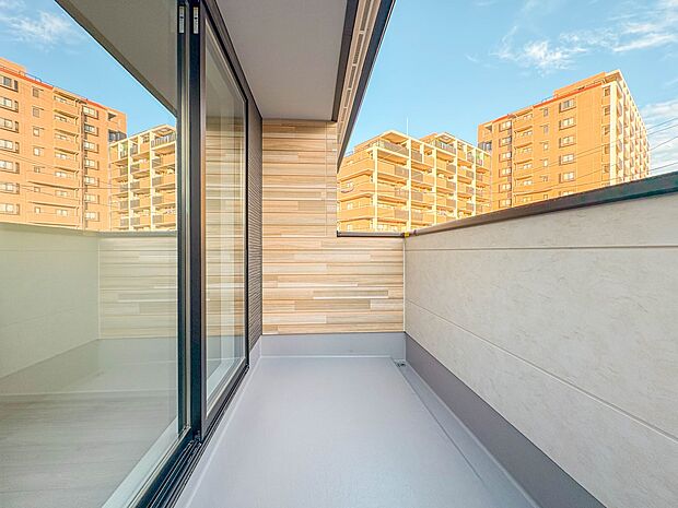 【バルコニー】  バルコニーから差し込む陽光・通風は、住環境・快適性と共に有り続ける貴重な「財産」です。