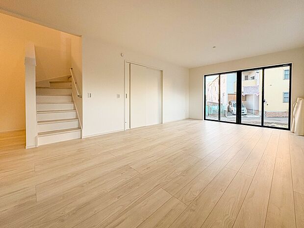 【LDK20.9帖】キッチンからダイニングやリビングで過ごす家族の様子を見ることが可能です。