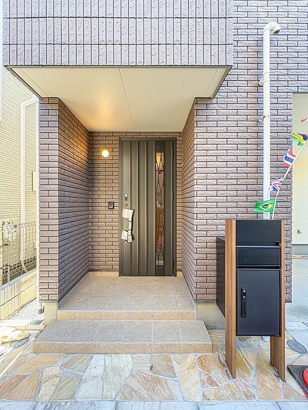 【玄関】家の顔となる玄関は、高いデザイン性が求められます。高級感と断熱性、防犯性に優れた玄関ドアを標準装備。ピッキング対策のセキュリティサムターン等、防犯に考慮しました。