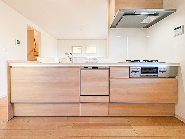 【キッチン】ナチュラルな自然光の中での調理。会話が弾む対面型キッチン。お洒落な食器類を余裕で収納できるスペース。動きやすい女性目線のキッチン動線。これからはお料理をつくる時間が劇的に変わりま…