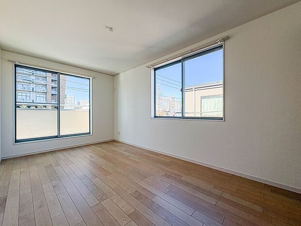 【寝室7.5帖】シンプルな内装はおしゃれのポイントです。シンプルは華美より飽きがこないからです。色や模様でおしゃれ感をだす。それがシンプルイズビューティーです。