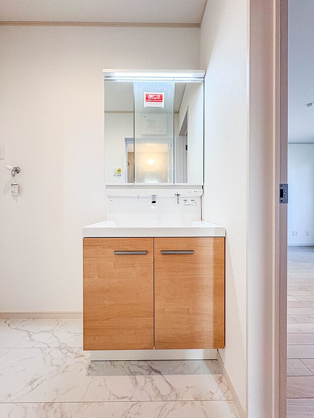 【洗面台】 十分な大きさの洗面台は、身だしなみチェックや歯磨きなど、朝の慌ただしい時間でもホテルライクなスペースで余裕とゆとりを感じて頂けます。