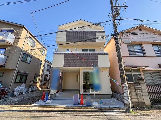 【外観】堂々たる趣ながら、主張し過ぎずどこか余裕を感じさせるシャープなフォルムで佇む邸宅は、晴天の空と照らし合わせる事で、本来あるべき完成形の姿を見せてくれます。