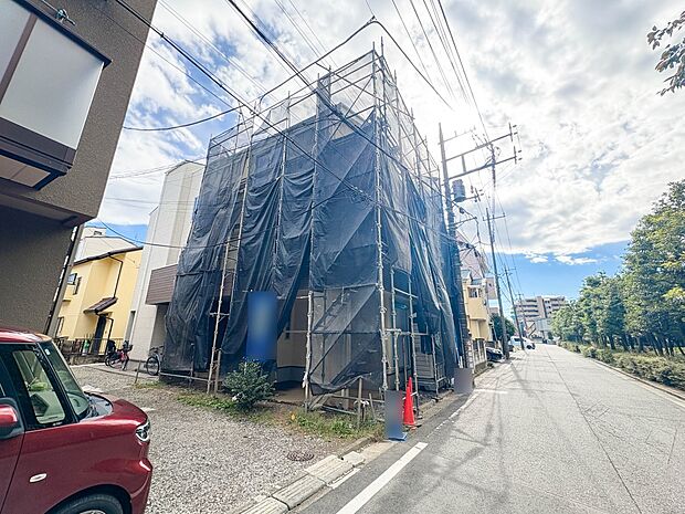 【現地】陽あたりの良さは必須条件。家族の温かさと陽光の暖かさ、楽しい毎日と明るい未来を予感させる。