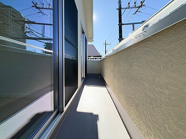 【バルコニー】 バルコニーから差し込む陽光・通風は、住環境・快適性と共に有り続ける貴重な「財産」です。