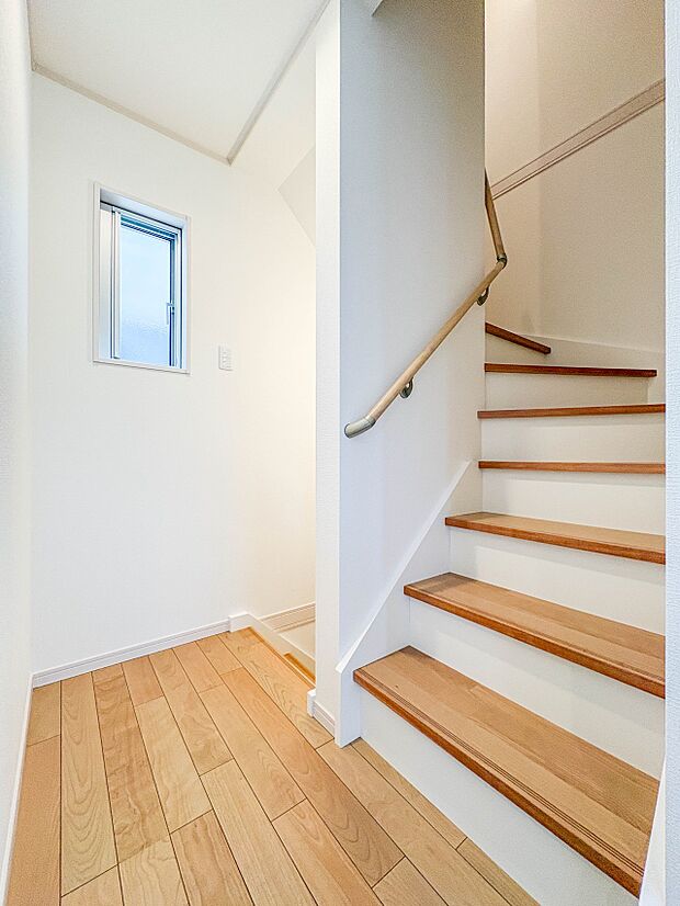 【手すり付き階段】手すりがないと階段の昇り降りで危険なことはもちろん、壁に手をつきながら歩くことで壁紙が汚れやすくなります。すべての方に快適に昇り降りしていただくため、手すりを設置しました。…