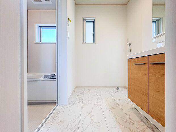 【脱衣所】洗面所は小さなプライベートスペース。歯磨き、洗顔と毎日施す個人空間。