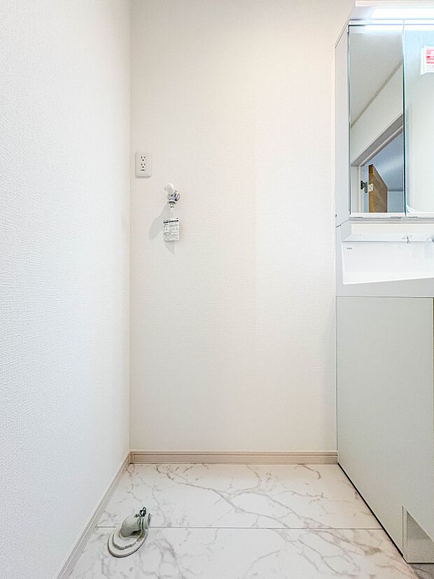 【ランドリースペース】毎日使う洗濯機。しっかりと奥行きのある置き場が確保されています。